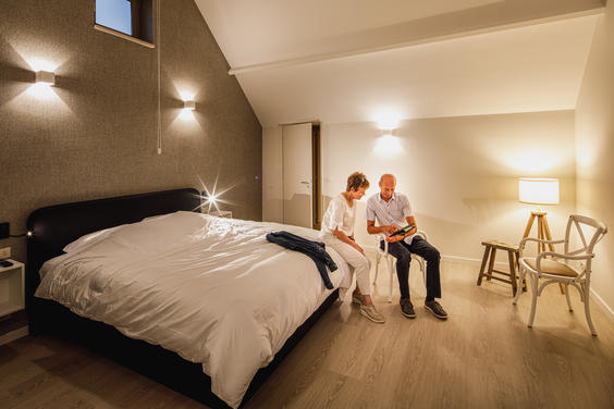 Pomysł na przytulny apartament w Belgii: światło pośrednie.