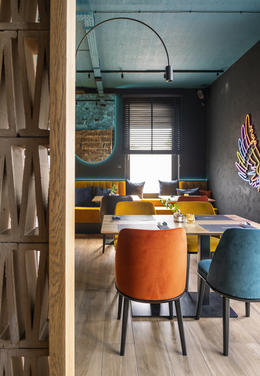 Expression of colors and individual design of luminaires: Mojo Lounge restaurant