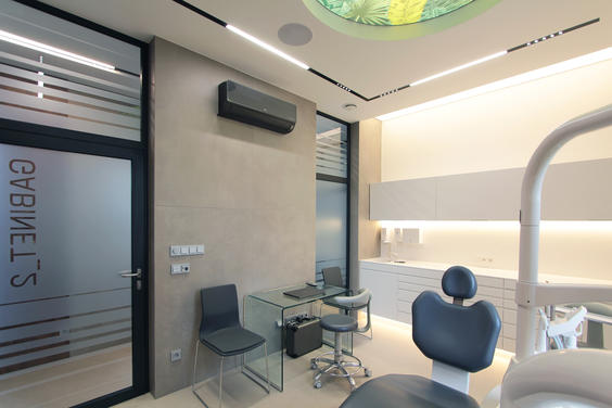 Modernistyczne wnętrze gabinetu stomatologicznego