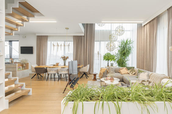 Wnętrze w stylu skandynawskim: przytulny apartament z tarasem na dachu